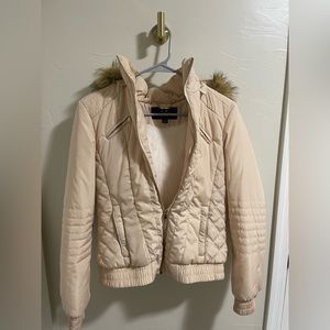 Puffed cream color jacket with fur in the inside, size M